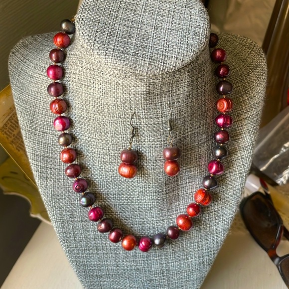 Cultured variegated colored pearl necklace.  Hand strung and tied. With earrings - Picture 1 of 8